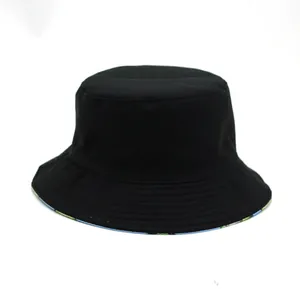 Chapeau bob en coton noir avec doublure imprimée colorée et bord à coutures parallèles