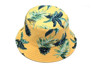 Detail eines gelben Anglerhuts mit tropischem Ananas- und Palmenprint und Ziernähten