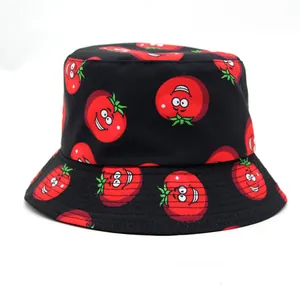 Detalle de sombrero bucket de algodón negro con estampado de tomates sonrientes y costuras