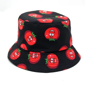 Detalle del sombrero de pescador negro con estampado de tomate de dibujos animados y costuras