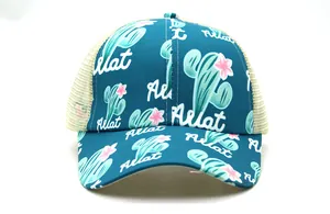 Detail der petrolfarbenen Trucker-Mütze mit Kakteen-Print und beigem Netzrücken-Design