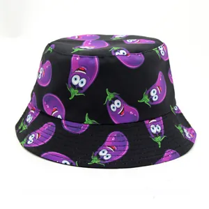 Detalle de gorro de pescador negro con estampado integral de berenjenas de dibujos