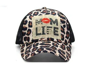 Detail der Baseballkappe mit Leopardenmuster, MOM LIFE Text und atmungsaktivem Netz