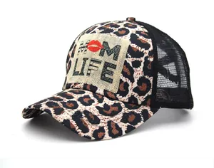 Detail der Trucker-Mütze mit Leopardenmuster, Mom Life Patch und schwarzem Netzgewebe