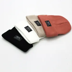 Warme PEEPS gebreide mutsen in zwart, wit, beige en rood voor de winter buiten