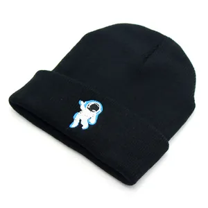 Bonnet d'hiver noir classique avec broderie détaillée d'astronaute sur le revers