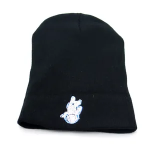 Bonnet en maille noire avec broderie astronaute pour chaleur et style urbain