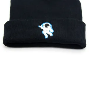 Bonnet noir en maille avec broderie astronaute pour chaleur hivernale et style sobre