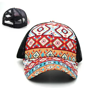 Detail der Baseballkappe mit Boho-Print, Pferdeschwanz-Ausschnitt und schwarzem Netz