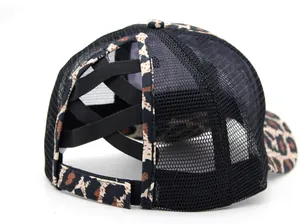 Detail der Leopard-Baseballkappe mit elastischen Kreuzbändern für Pferdeschwänze