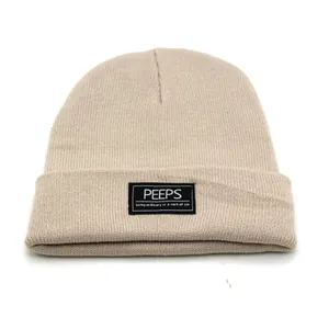 Beige geribbelde gebreide muts met PEEPS-patch voor winterse buitenwarmte