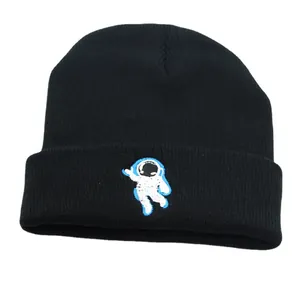 Bonnet en tricot noir unisexe avec broderie astronaute pour la chaleur et le style d'hiver