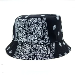 Primo piano di un cappello da pescatore nero con motivo paisley bianco e cuciture fini