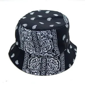 Dettaglio della stampa Paisley bianca e nera su un cappello a secchiello reversibile
