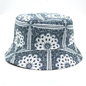 Dettaglio della stampa paisley blu navy e delle cuciture sul cappello alla pescatora