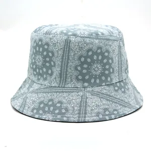 Dettaglio cappello a secchiello blu paisley con tessuto in twill di cotone e cuciture