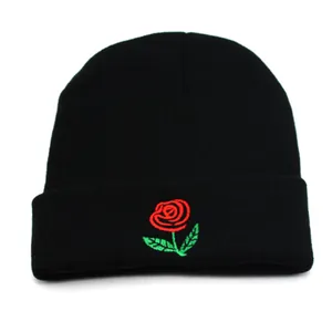 Berretto da Donna in Maglia Invernale Con Ricamo Rosa Caldo Morbido Filato Skull Cap Floreale Ricamato Berretto Con Risvolto Per Outdoor Quotidiano