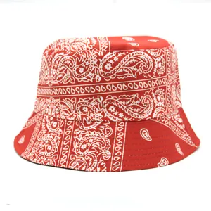 Dettaglio del cappello alla pescatora rosso con motivo paisley e cuciture di alta qualità