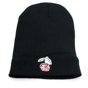 Berretto in maglia nera con ricamo rosa rossa per donne in stile invernale