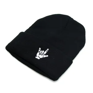 Bonnet en tricot noir unisexe avec motif brodé blanc sur fond blanc épuré et minimaliste