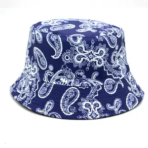 Vista dettagliata del cappello da pescatore blu scuro con stampa paisley bianca