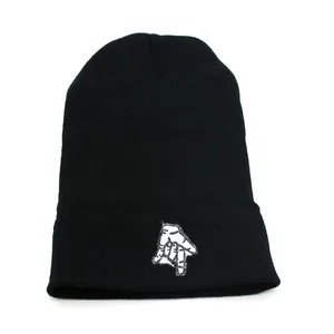 Bonnet en tricot côtelé noir avec broderie geste blanche sur fond blanc pur