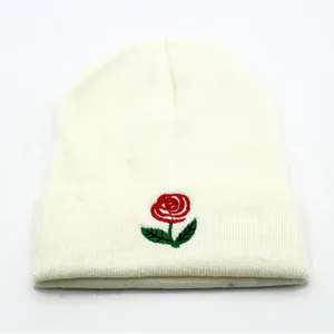 Berretto in maglia color panna con ricamo a rosa rossa sul risvolto, caldo cappello invernale