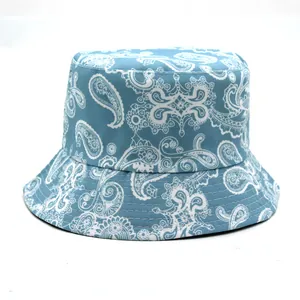 Dettaglio cappello pescatore azzurro con motivo paisley e cuciture multiple sulla tesa