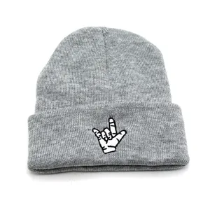 Bonnet en maille grise avec broderie du geste I Love You en noir et blanc sur fond blanc
