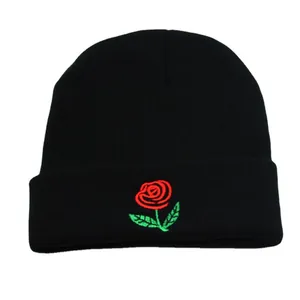 Berretto classico nero da donna con ricamo a rosa rossa per l'autunno e l'inverno