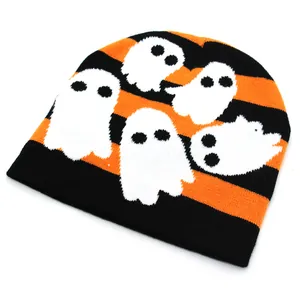 Detail der Halloween-Strickmütze mit orangefarbenen Streifen und Geistermustern