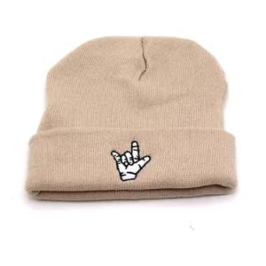 Gros plan détaillé du bonnet en maille kaki avec logo brodé blanc de geste de main