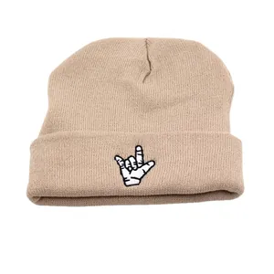 Bonnet en tricot beige unisexe avec broderie geste de la main sur un fond blanc pur