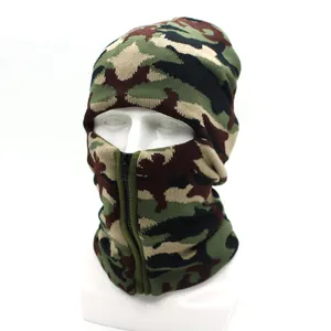 Détail de la cagoule tricotée camouflage avec fermeture éclair et doublure polaire chaude
