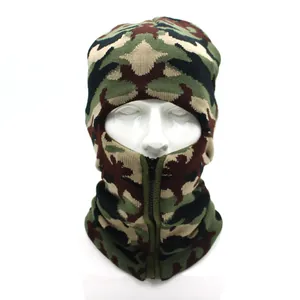 Gros plan sur la cagoule tricotée camouflage avec fermeture éclair frontale et texture