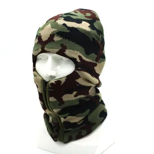 Détail de la cagoule en tricot camouflage avec doublure polaire et fermeture éclair devant