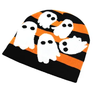 Halloween-Strickmütze mit orange-schwarzen Streifen und fünf kleinen weißen Gespenstern