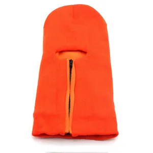 Détail d'une cagoule orange vif avec fermeture éclair noire et doublure polaire chaude