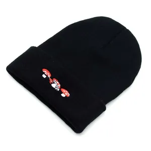 Bonnet en tricot noir classique avec broderie de champignons rouges et blancs sur le revers
