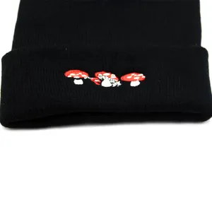 Bonnet en tricot noir avec broderie champignon rouge pour homme et femme hiver