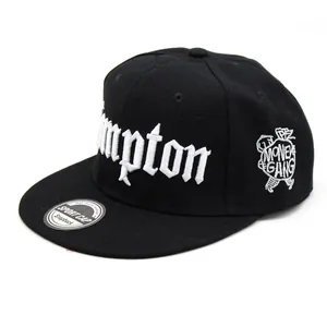 Detail der Compton-Stickerei und des Money Gang-Patches auf der schwarzen Snapback