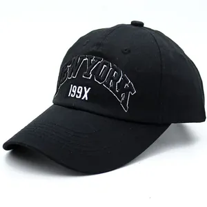 Detail der weißen NEW YORK Stickerei auf schwarzer Baumwolle Baseballkappe mit Textur