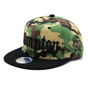 Detail der Compton 3D-Stickerei auf einer Camouflage-Snapback-Mütze mit flachem Schirm