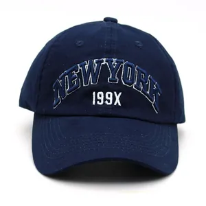 Detailansicht der New York 199X 3D-Stickerei auf dieser dunkelblauen Baumwoll-Basecap