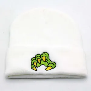 Weiße Strickmütze mit grüner Monsterkralle-Stickerei für Wärme im Winter