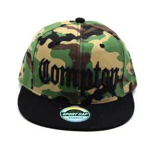 Detail der Compton 3D-Stickerei und Laser-Sticker auf Camo Flat Brim Snapback Cap