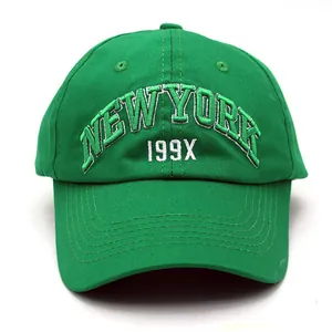 Grüne Baumwoll-Basecap mit weißem New York 199X Stickerei und gebogenem Schirm