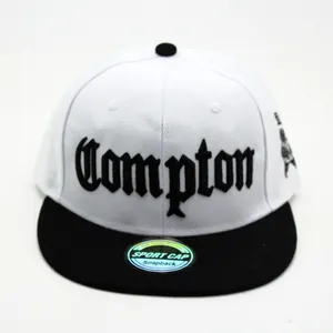 Detail der Compton Stickerei auf einer schwarz-weißen Snapback Hip-Hop Mütze