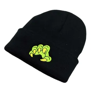 Schwarze Strickmütze mit grüner Monsterkralle Stickerei auf dem Umschlag für Winter