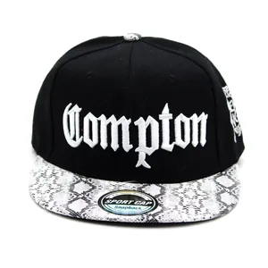 Nahaufnahme der Compton-Stickerei und der grauen Schlangenhaut-Textur auf einem Snapback